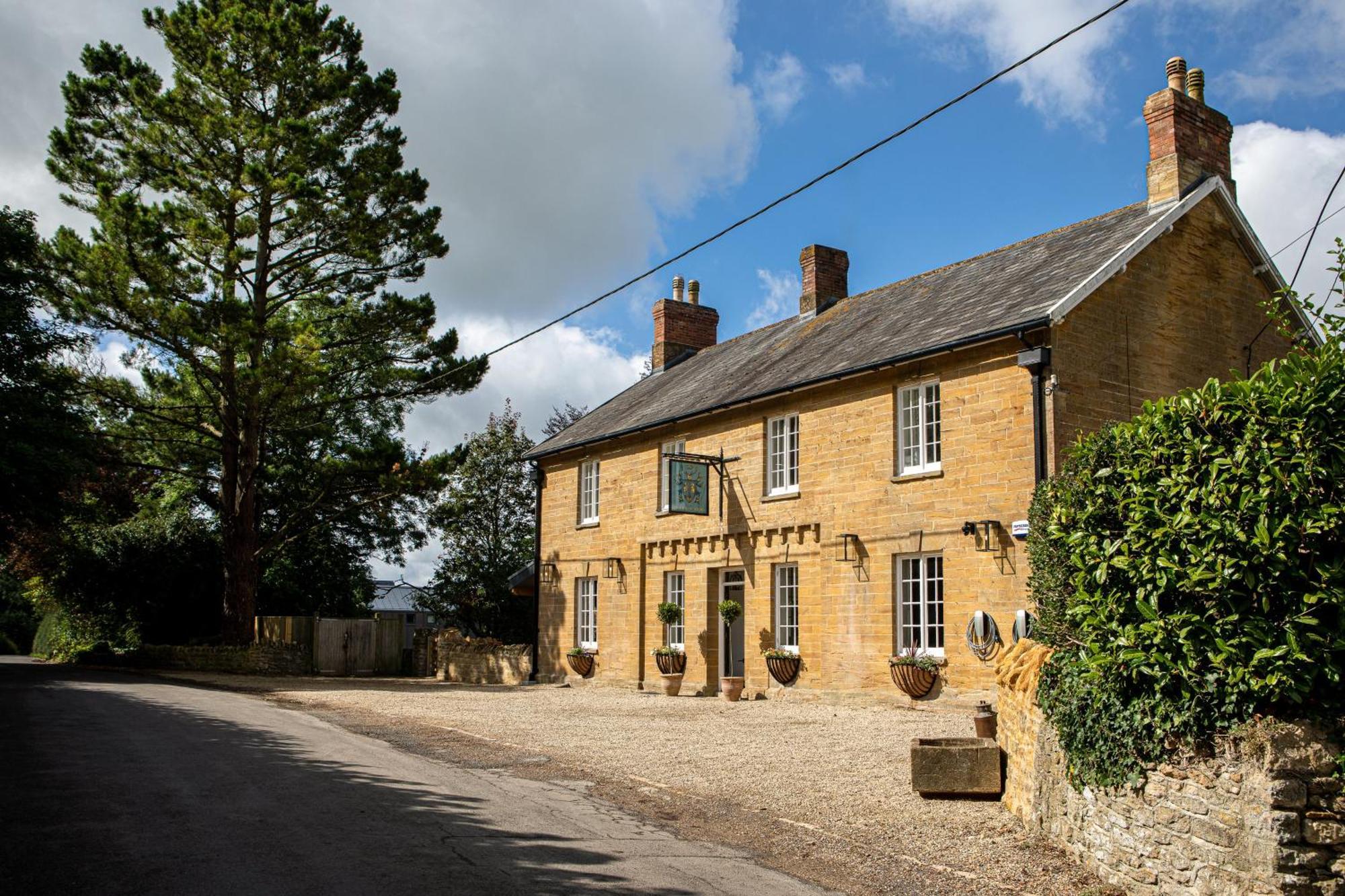 The Queens Arms Poyntington Exterior photo